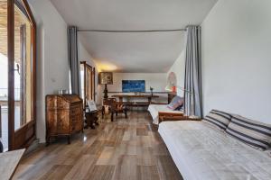 sala de estar con sofá y mesa en Stunning Sea View Apartment with Terrace in Camogli by Wonderful Italy, en Camogli