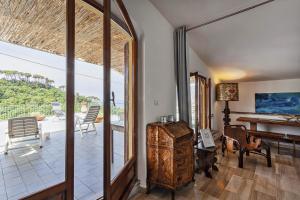 una sala de estar con una puerta corredera de cristal y un piano en Stunning Sea View Apartment with Terrace in Camogli by Wonderful Italy, en Camogli