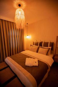 Un dormitorio con una cama grande con una toalla. en ELYSIUM GARDEN HOTEL, en Bozyazı