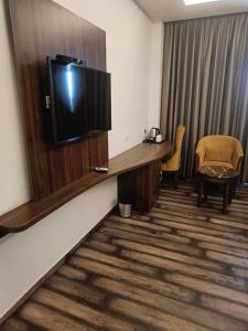 TV a/nebo společenská místnost v ubytování Hotel The Vilana A Unit of JG Developers Rishikesh