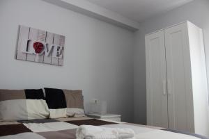 Postel nebo postele na pokoji v ubytování INCREIBLE APARTAMENTO CENTRO GRANADA ALHAMBRA