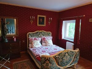 Кровать или кровати в номере Palac Osowo gostynskie