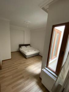 Habitación pequeña con cama y ventana en 4+1 DUBLEX LUX FLAT IN SULTAN SELIM en Estambul