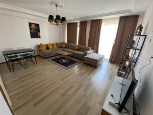 sala de estar con sofá y mesa en 4+1 DUBLEX LUX FLAT IN SULTAN SELIM en Estambul