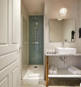y baño con ducha, lavabo y espejo. en Olivi1948 - Boutique Guest House, en Usúrbil
