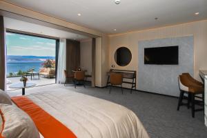 Pokój hotelowy z dużym łóżkiem i telewizorem w obiekcie Hotel Medistone w mieście Medići