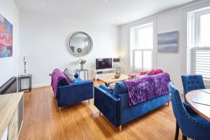 ein Wohnzimmer mit 2 blauen Sofas und einem Tisch in der Unterkunft Host & Stay - Chilton at Carlill House in Whitby