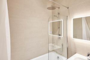 ein Bad mit einer Dusche und einer Glastür in der Unterkunft Host & Stay - Chilton at Carlill House in Whitby