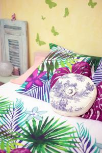 a plate sitting on top of a bed with pillows at La casa nel Caruggio in Diano Arentino