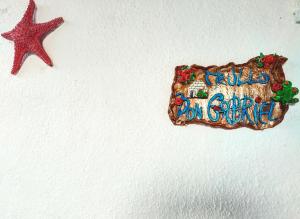 Un trozo de pastel con las palabras feliz cumpleaños en Trullo Don Gabriel, en Alliste