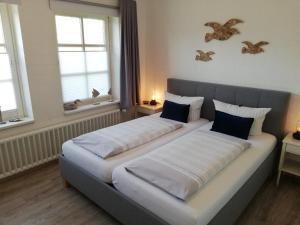 Postel nebo postele na pokoji v ubytování Hotel Garni Friesenhuus