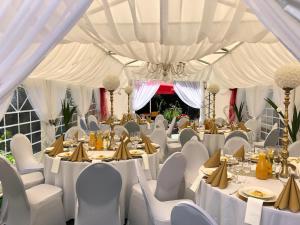 Reštaurácia alebo iné gastronomické zariadenie v ubytovaní Hotel Dąbrowski