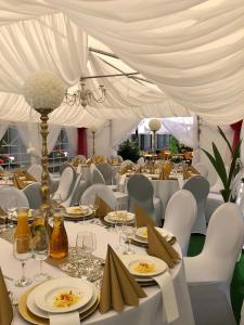 Reštaurácia alebo iné gastronomické zariadenie v ubytovaní Hotel Dąbrowski