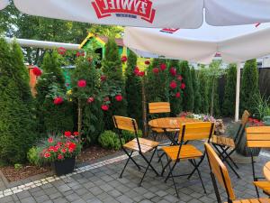 Vonkajšia záhrada v ubytovaní Hotel Dąbrowski