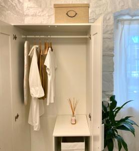 ein Badezimmer mit einem weißen Schrank mit einem Tisch in der Unterkunft L ESSENZIALE a Trieste in Triest