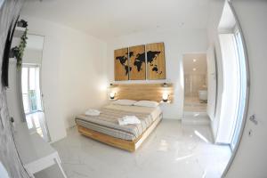 サレルノにあるParadise Luxury Apartment Salerno Centerの白いベッドルーム(ベッド1台、鏡付)