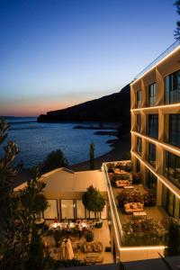 uma vista aérea de um hotel com vista para o oceano em Hotel Medistone em Omiš