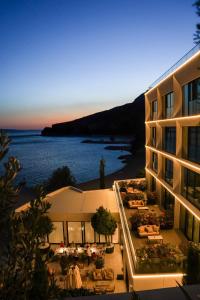 z powietrza widok na hotel z widokiem na ocean w obiekcie Hotel Medistone w mieście Medići