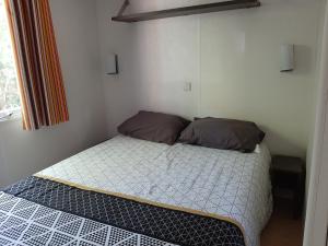 Posteľ alebo postele v izbe v ubytovaní mobile home entierement équipé