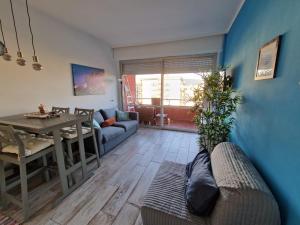 - un salon avec un canapé et une table dans l'établissement Casa Marina - Monolocale vista mare, à Follonica