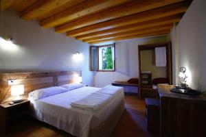 a bedroom with a large bed and a window at Asolo Norah's Hill Agri Rooms in Caenere +126 photos