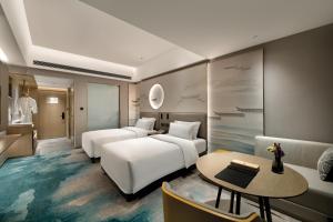 Voodi või voodid majutusasutuse Shenzhen Grand Skylight Garden Hotel toas