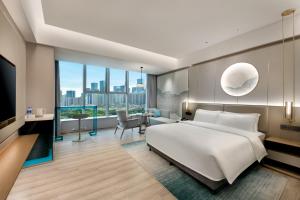 Voodi või voodid majutusasutuse Shenzhen Grand Skylight Garden Hotel toas