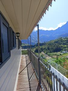 シラオスにあるPetite fleur de lentillesの山の景色を望む家のバルコニー