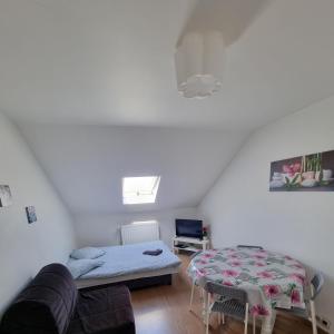 Habitación pequeña con cama y mesa en Beautiful Modern Apartment, en Bruselas