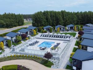 an aerial view of a villa with a swimming pool at Domki Alan Jarosławiec in Jarosławiec