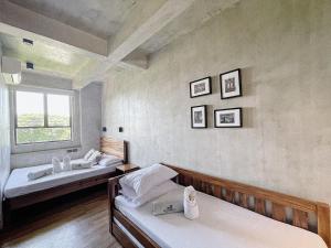 Letto o letti in una camera di Shorebreak Hostel San Juan La Union