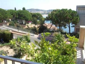 a balcony with a view of the water and trees at Costa Brava Sagaró frontbeach cala acces in Sant Feliu de Guíxols