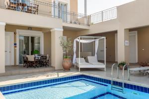 Bazén v ubytování Azure Beach Villas nebo v jeho okolí
