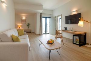 Телевизор и/или развлекательный центр в Cabogata Beach Hotel