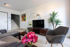 - un salon avec un canapé et une télévision dans l'établissement Apartments Andrea & Sander, à Crikvenica