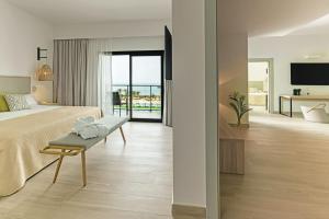 Кровать или кровати в номере Cabogata Beach Hotel