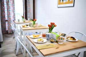 długi stół z talerzami żywności w obiekcie Mercede Rooms w mieście Palermo