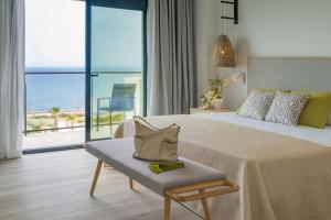Кровать или кровати в номере Cabogata Beach Hotel
