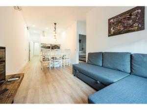 a living room with a blue couch and a table at Apartamento 3 Habs enfrente de Atocha Mendez3º in Madrid