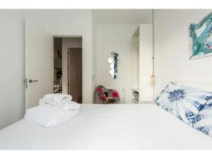 a bedroom with a white bed and a mirror at Apartamento 3 Habs enfrente de Atocha Mendez3º in Madrid