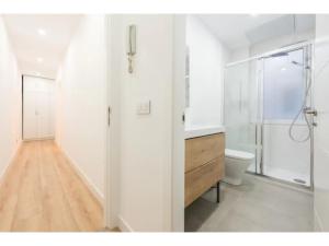 a bathroom with a shower and a sink and a toilet at Apartamento 3 Habs enfrente de Atocha Mendez3º in Madrid