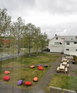 une arrière-cour avec une table de pique-nique et des bancs ainsi qu'un bâtiment dans l'établissement Lofoten Overnatting - Leknes, à Leknes