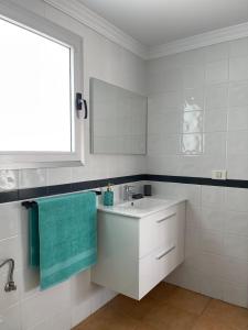 A bathroom at ÁTICO "TURQUESA BEACH" CON PISCINA, TERRAZA y BARBACOA