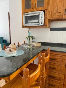 A kitchen or kitchenette at ÁTICO "TURQUESA BEACH" CON PISCINA, TERRAZA y BARBACOA