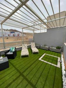 A seating area at ÁTICO "TURQUESA BEACH" CON PISCINA, TERRAZA y BARBACOA
