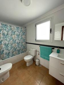 A bathroom at ÁTICO "TURQUESA BEACH" CON PISCINA, TERRAZA y BARBACOA