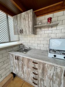 A kitchen or kitchenette at ÁTICO "TURQUESA BEACH" CON PISCINA, TERRAZA y BARBACOA