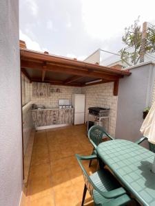 A balcony or terrace at ÁTICO "TURQUESA BEACH" CON PISCINA, TERRAZA y BARBACOA