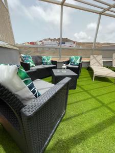 A seating area at ÁTICO "TURQUESA BEACH" CON PISCINA, TERRAZA y BARBACOA