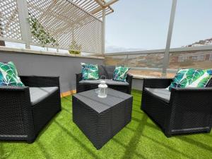 A seating area at ÁTICO "TURQUESA BEACH" CON PISCINA, TERRAZA y BARBACOA